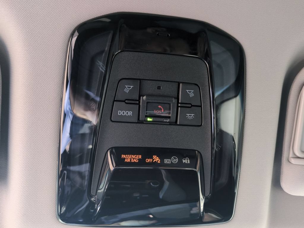 Used 2023 Toyota Venza LE AWD/4WD image 19