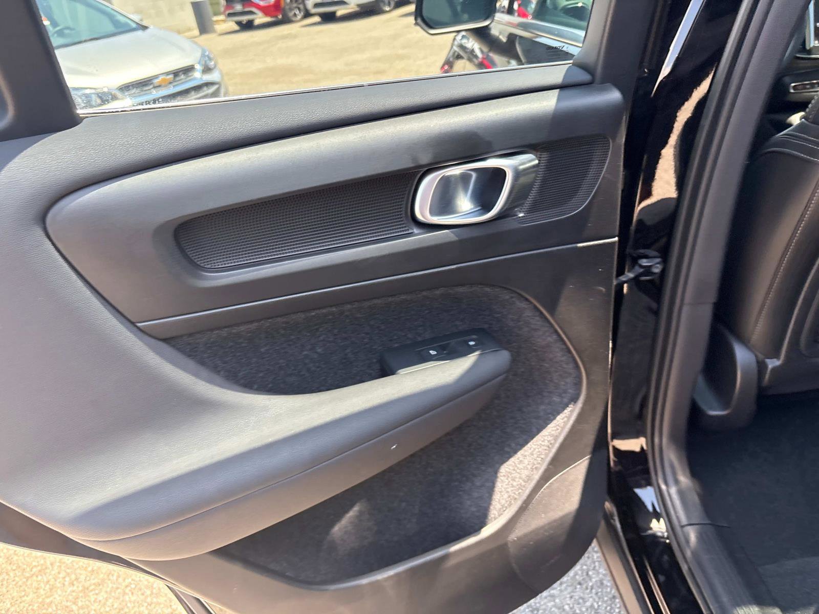 Used 2023 Volvo XC40 B5 Plus image 10