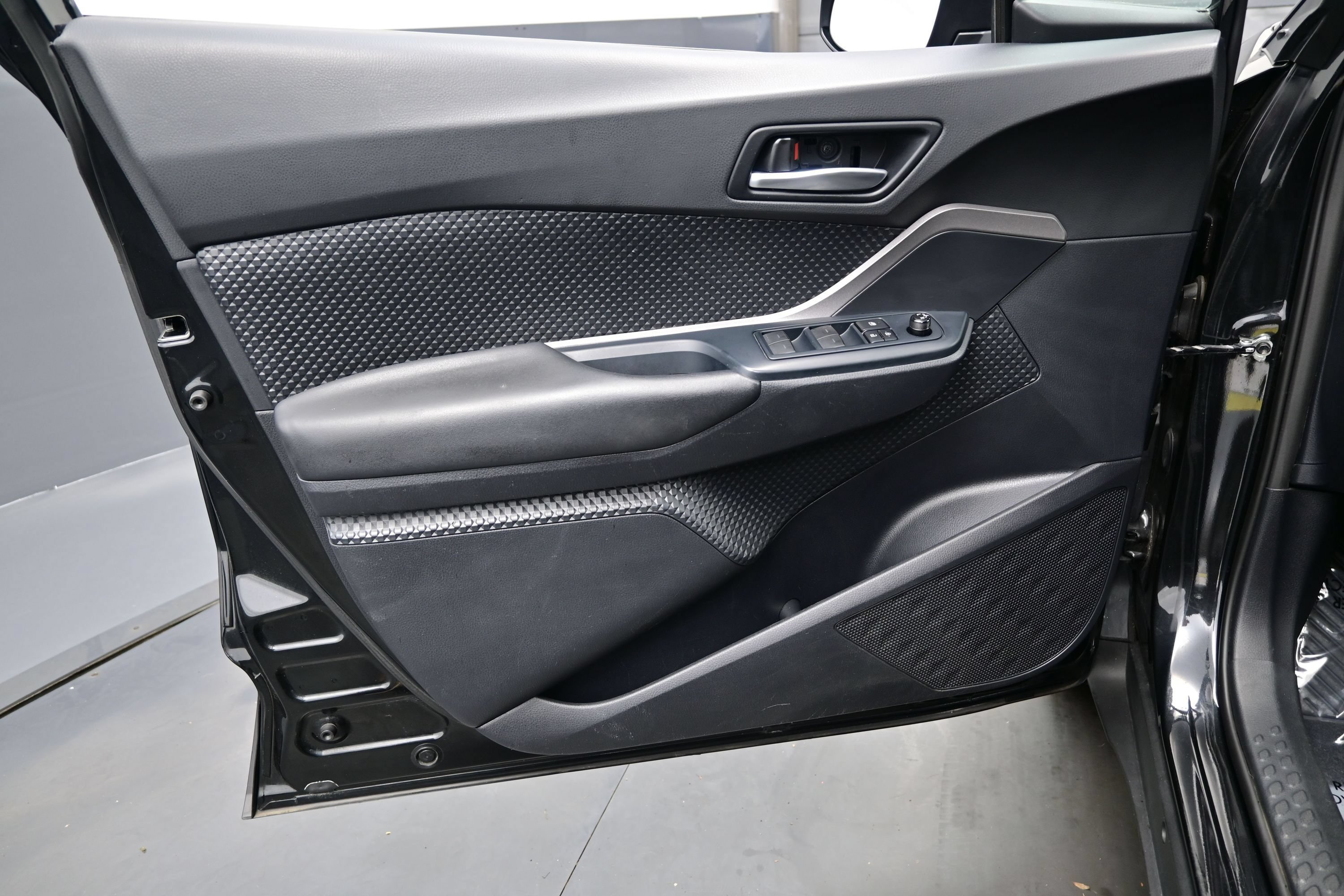 Used 2021 Toyota C-HR LE FWD image 9