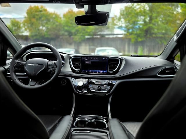 Used 2022 Chrysler Pacifica Limited w/ S Appearance Package FWD image 10