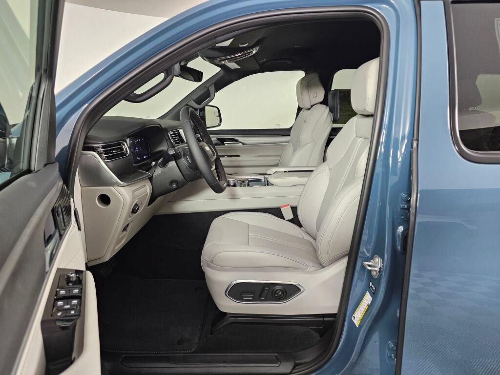New 2026 Jeep Grand Wagoneer Limited w/ Rear Seat Video Group I AWD/4WD image 17