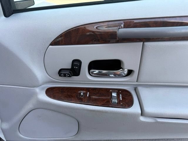 Used 2002 Lincoln Town Car Executive RWD image 15