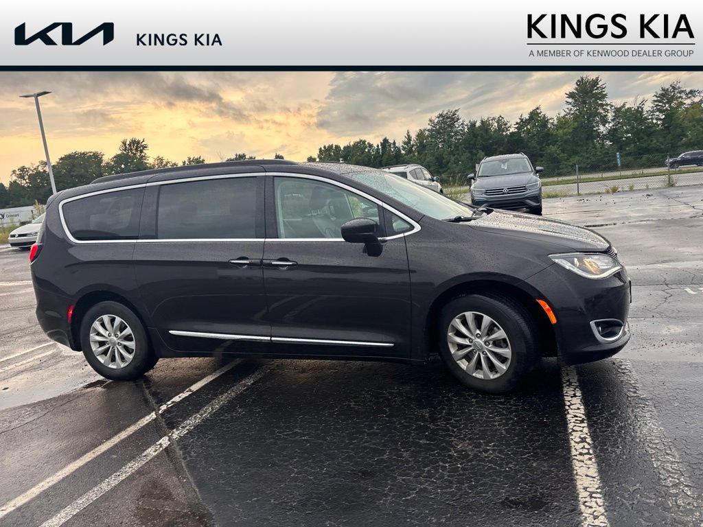 Used 2017 Chrysler Pacifica Touring-L FWD image 3