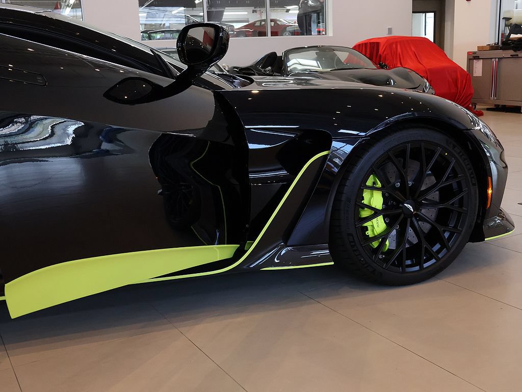Used 2023 Aston Martin V12 Vantage RWD image 29