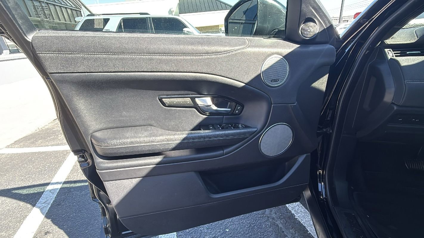 Used 2019 Land Rover Range Rover Evoque SE Premium image 9