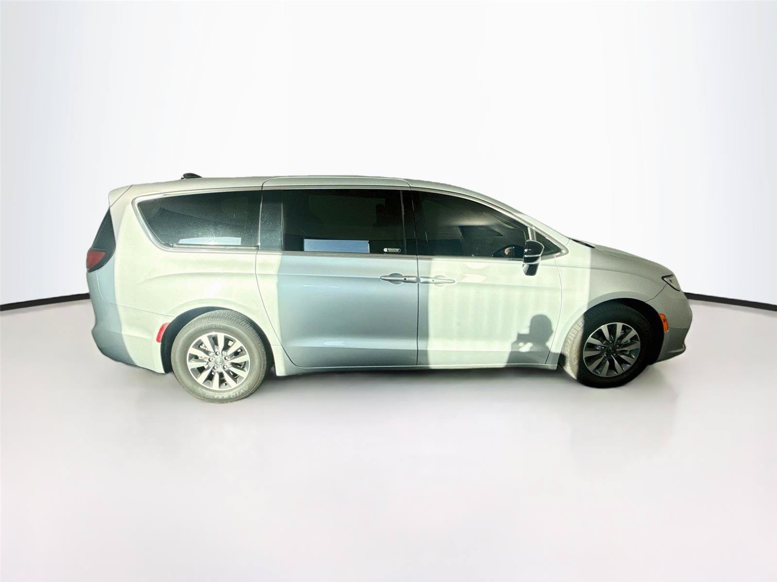Used 2024 Chrysler Pacifica Limited FWD image 7