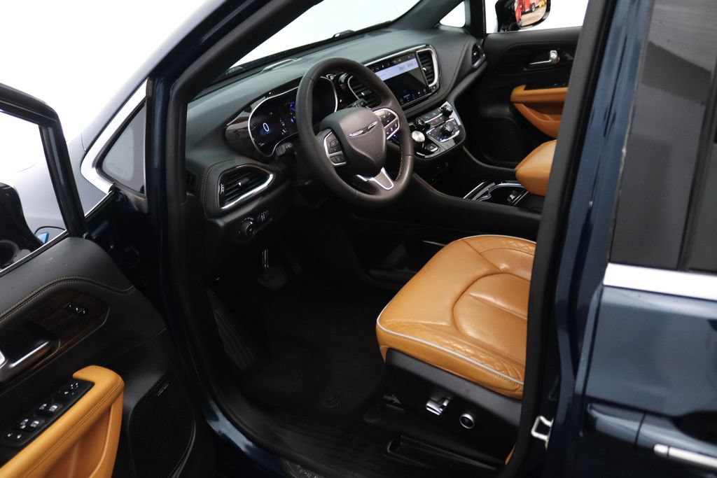 Used 2023 Chrysler Pacifica Pinnacle FWD image 17