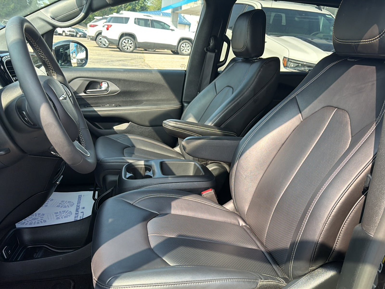 Used 2025 Chrysler Pacifica Select FWD image 15