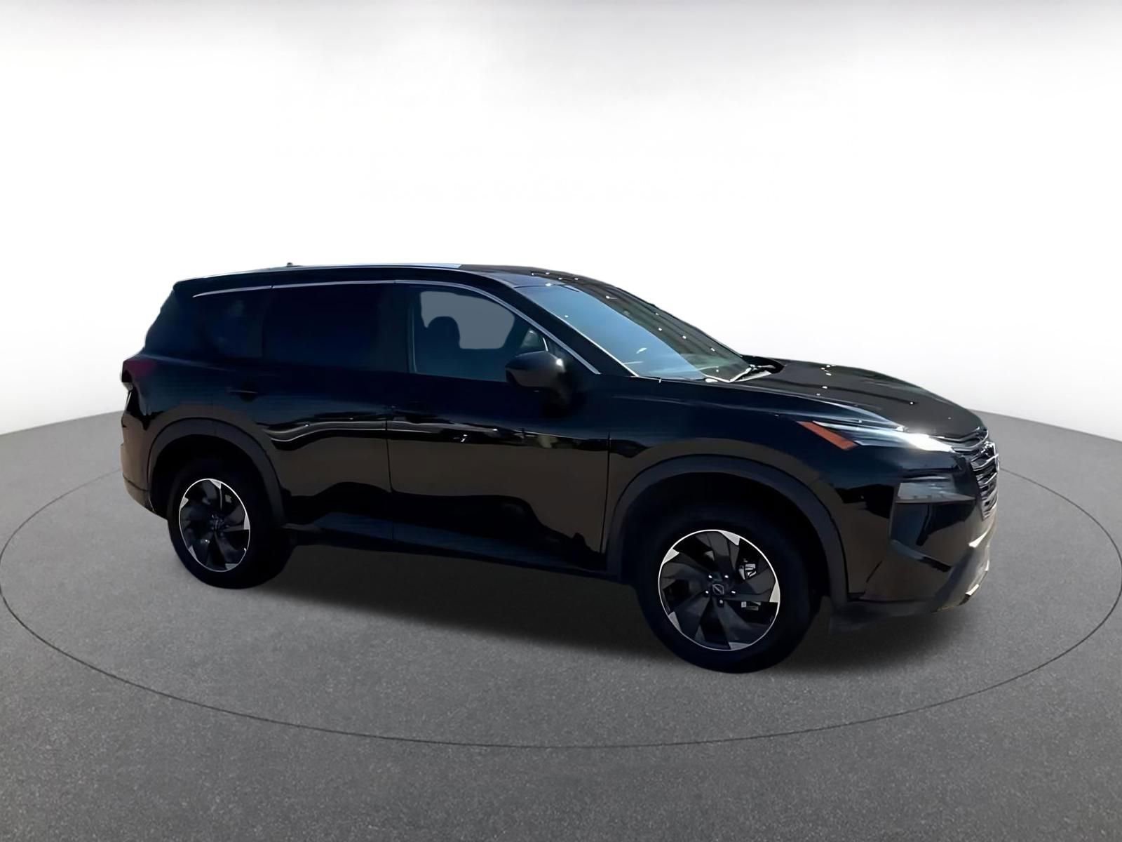 Used 2025 Nissan Rogue SV AWD/4WD image 2