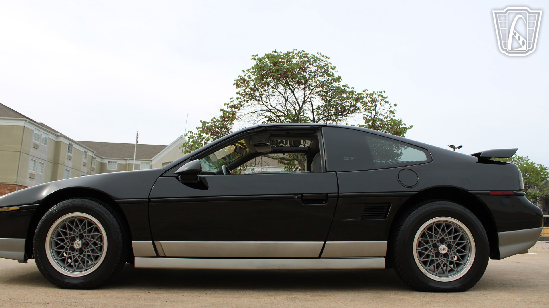 Used 1987 Pontiac Fiero GT RWD image 2