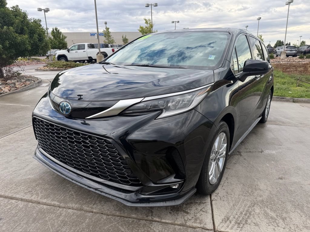 Used 2023 Toyota Sienna XSE w/ XSE Plus Package AWD/4WD image 3
