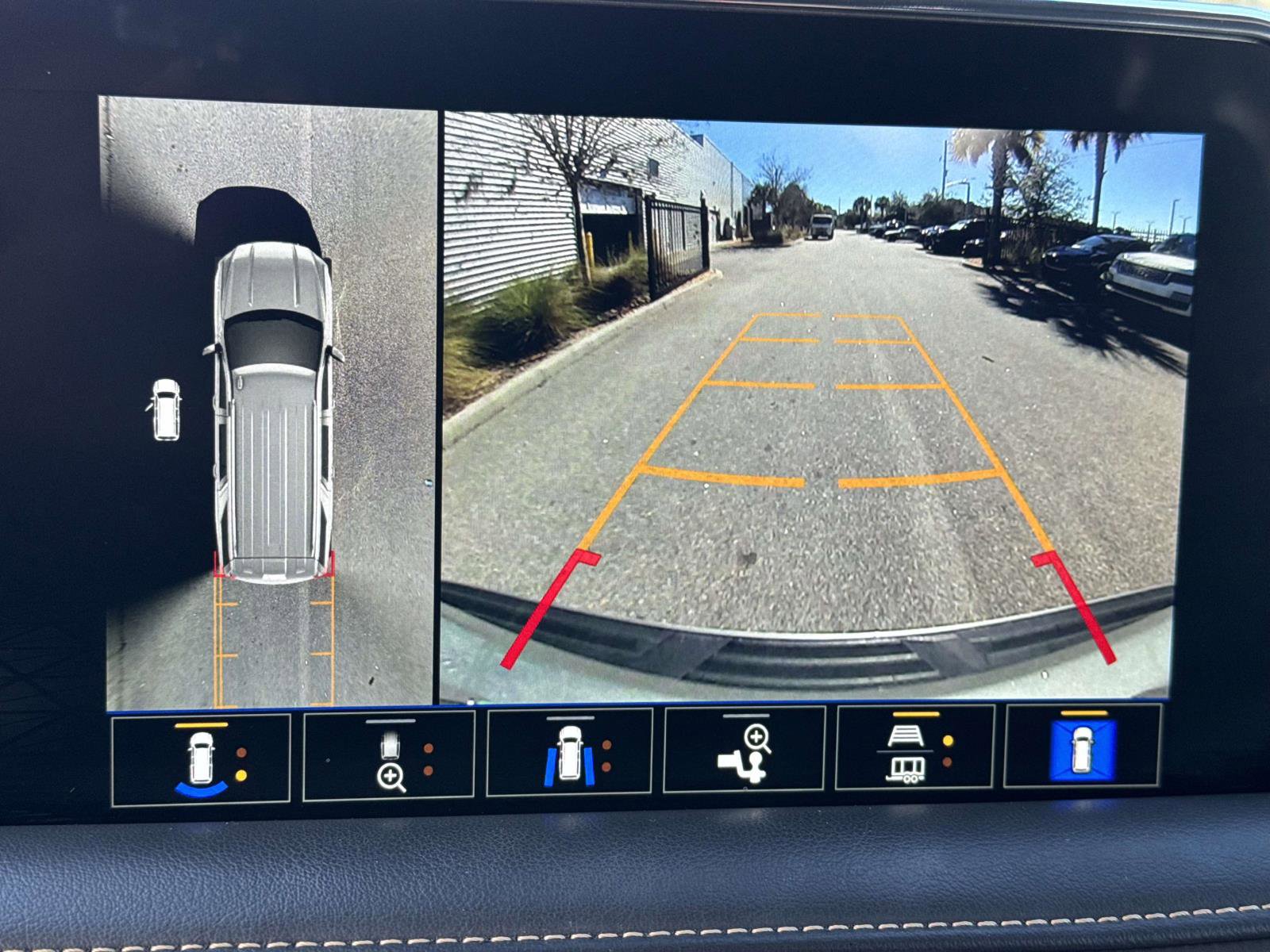 Used 2023 GMC Yukon SLT w/ SLT Luxury Package image 26