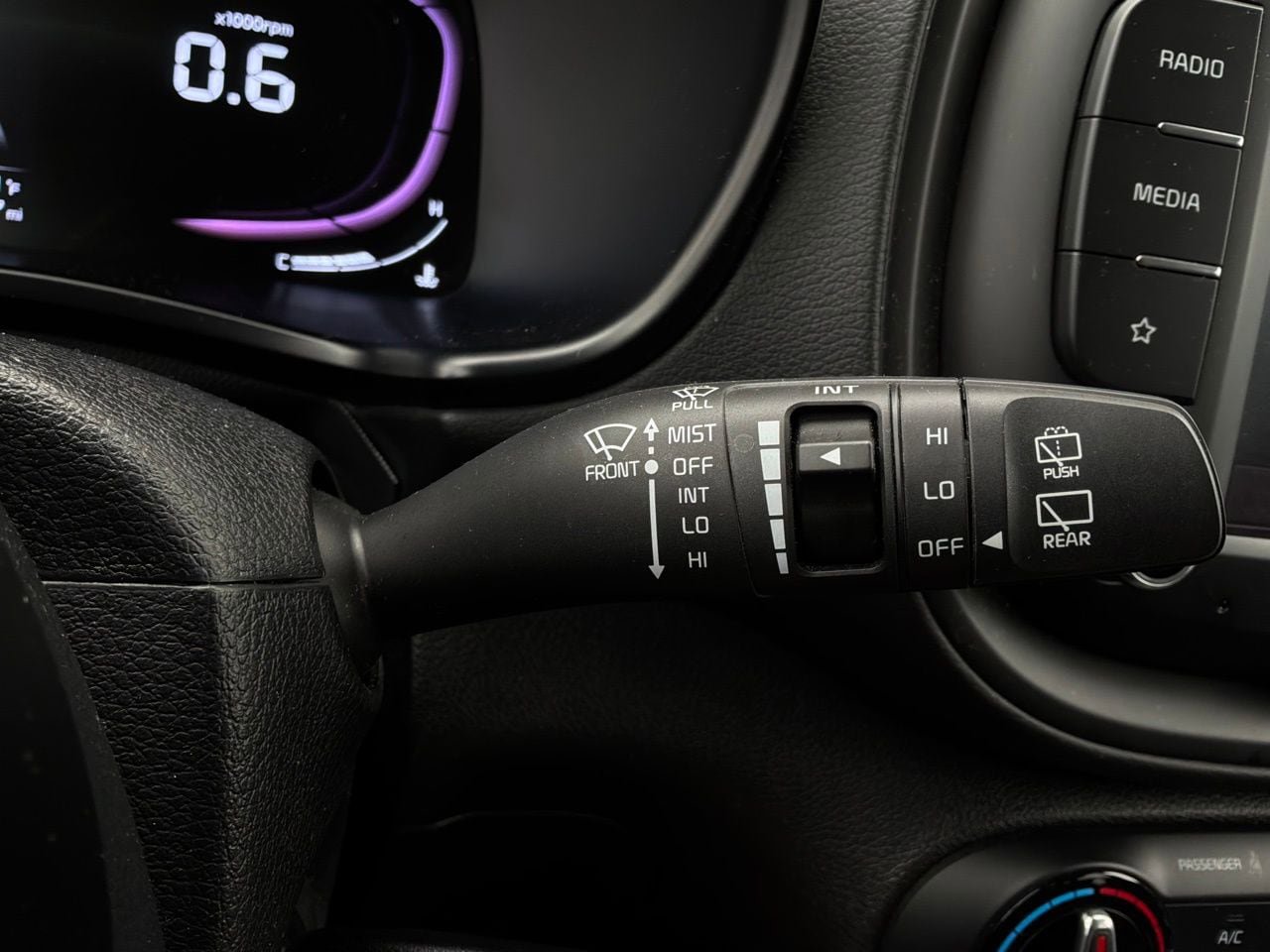 Used 2025 Kia Soul LX w/ LX Technology Package FWD image 34