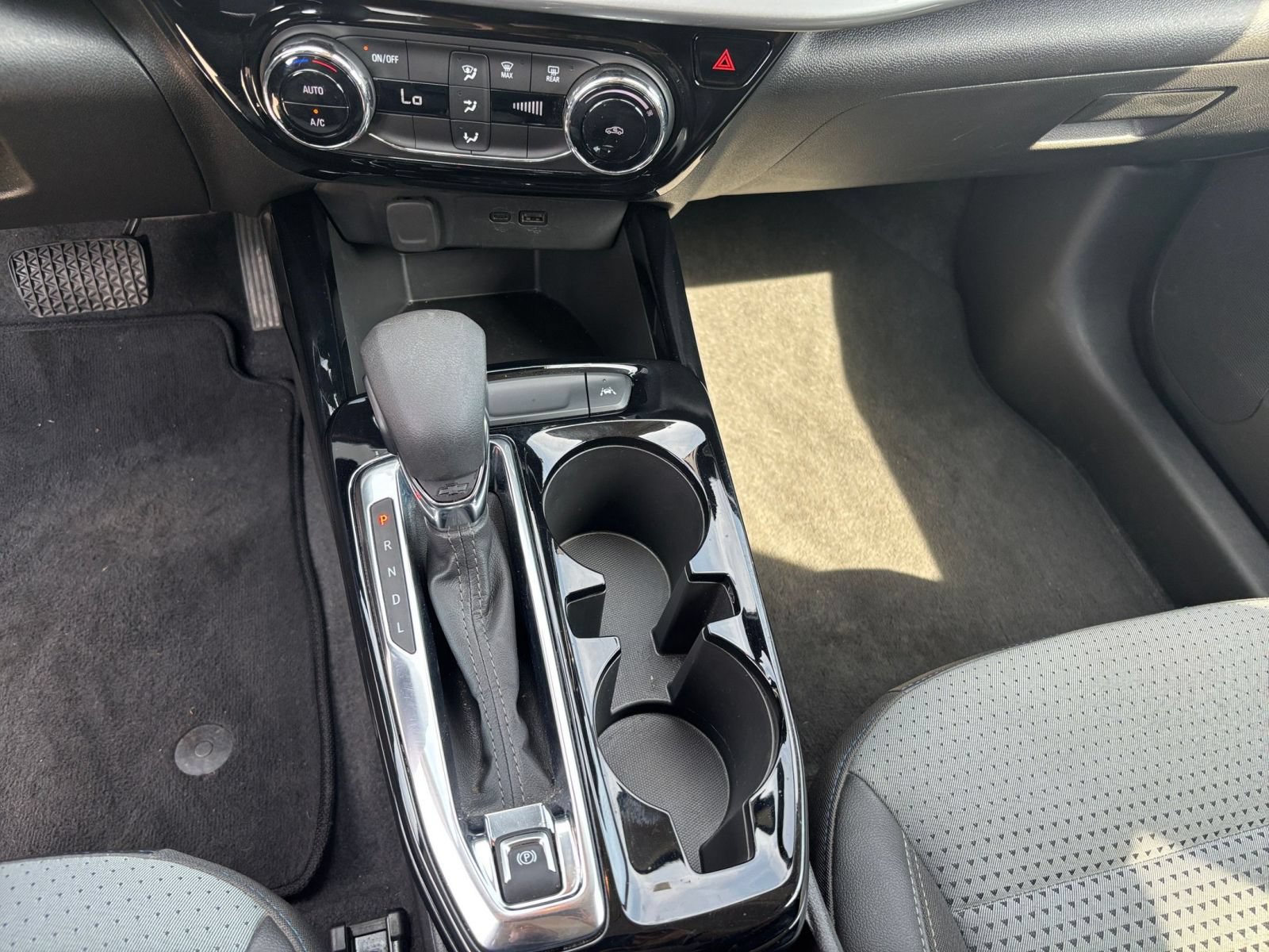 Used 2025 Chevrolet Trax LT FWD image 40