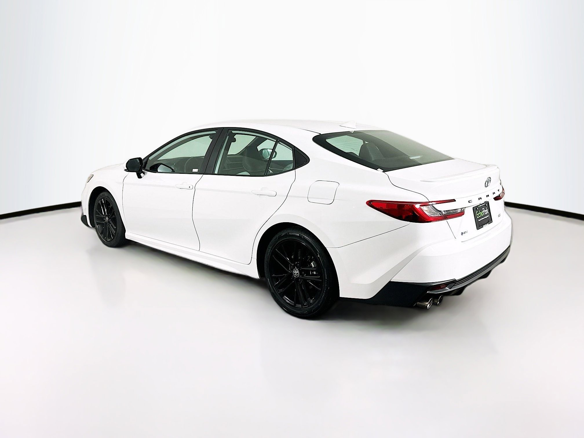 Used 2025 Toyota Camry SE image 5