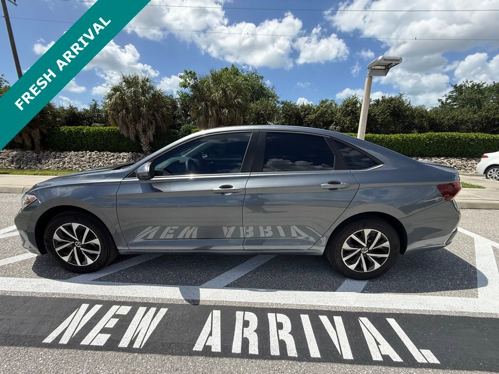 Used 2022 Volkswagen Jetta S image 2