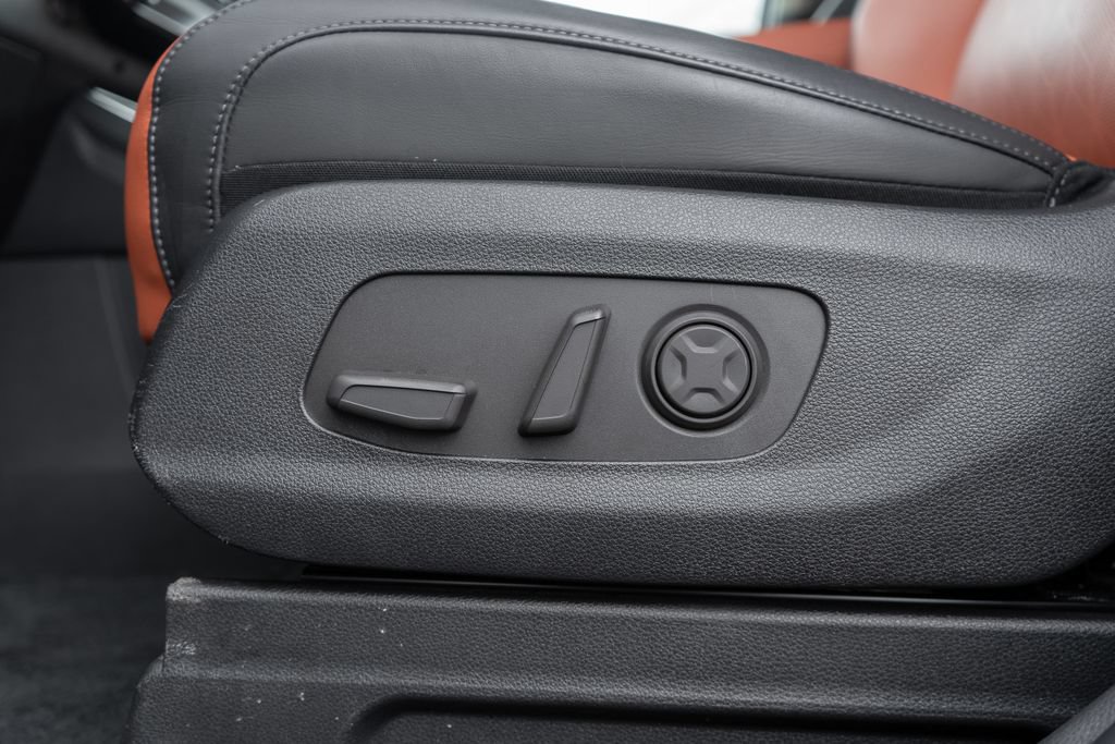 Used 2025 Kia Carnival EX FWD image 21