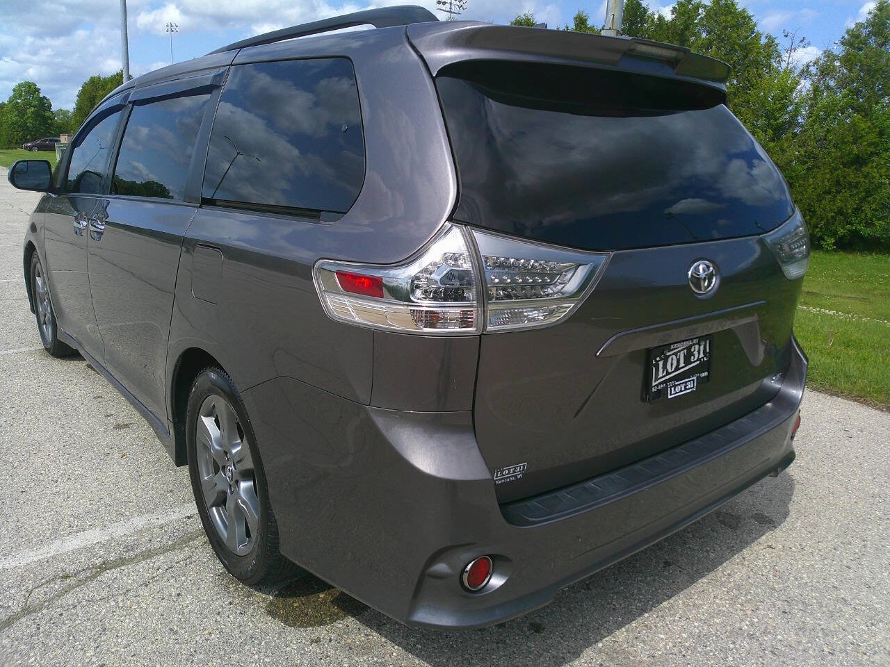 Used 2018 Toyota Sienna SE FWD image 3