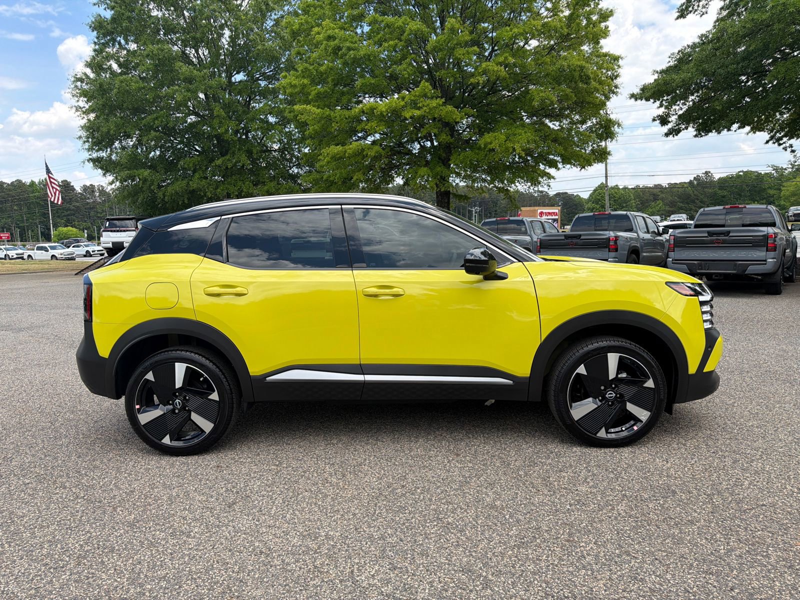 Used 2025 Nissan Kicks SR FWD image 4