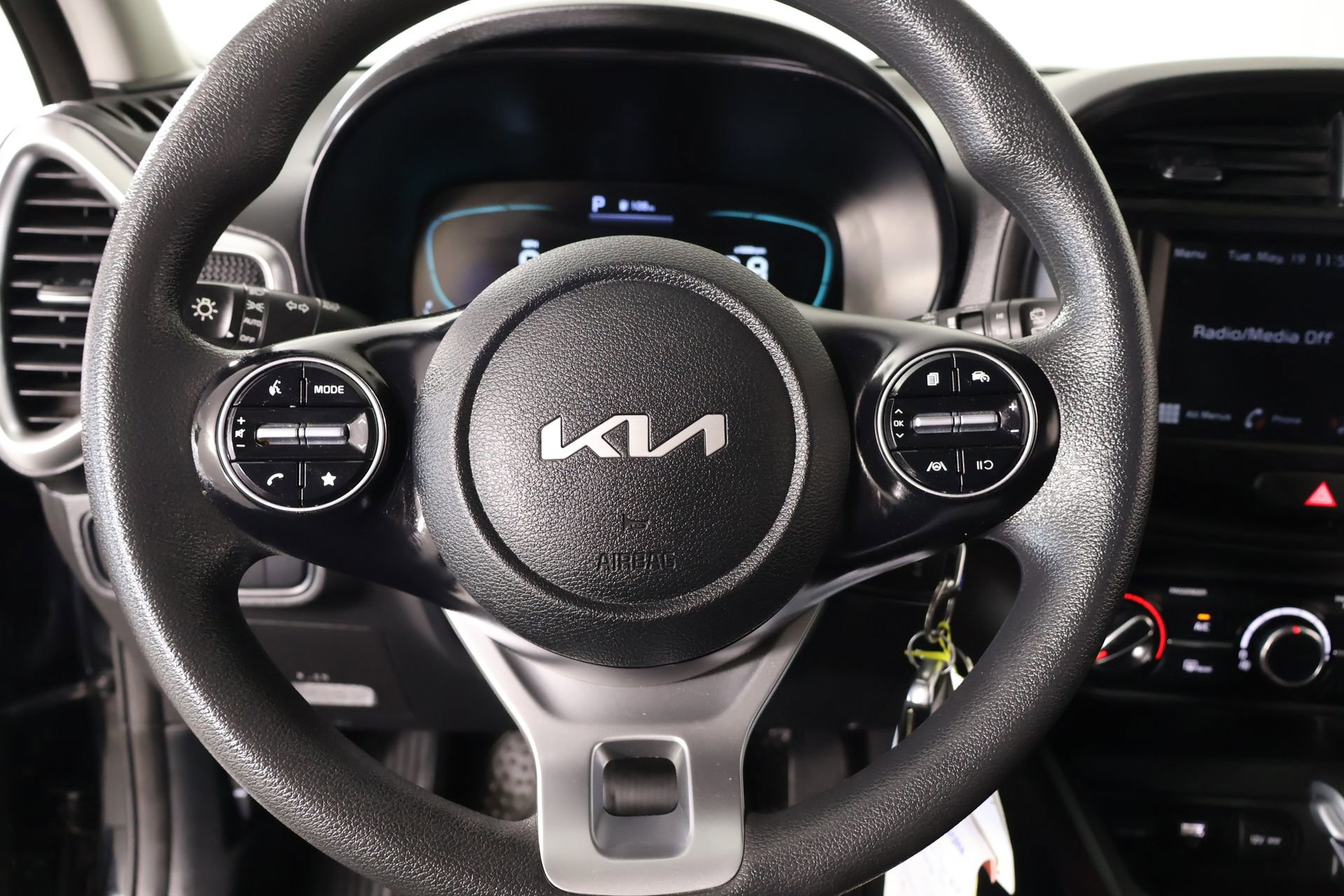 Used 2023 Kia Soul LX w/ LX Technology Package FWD image 3