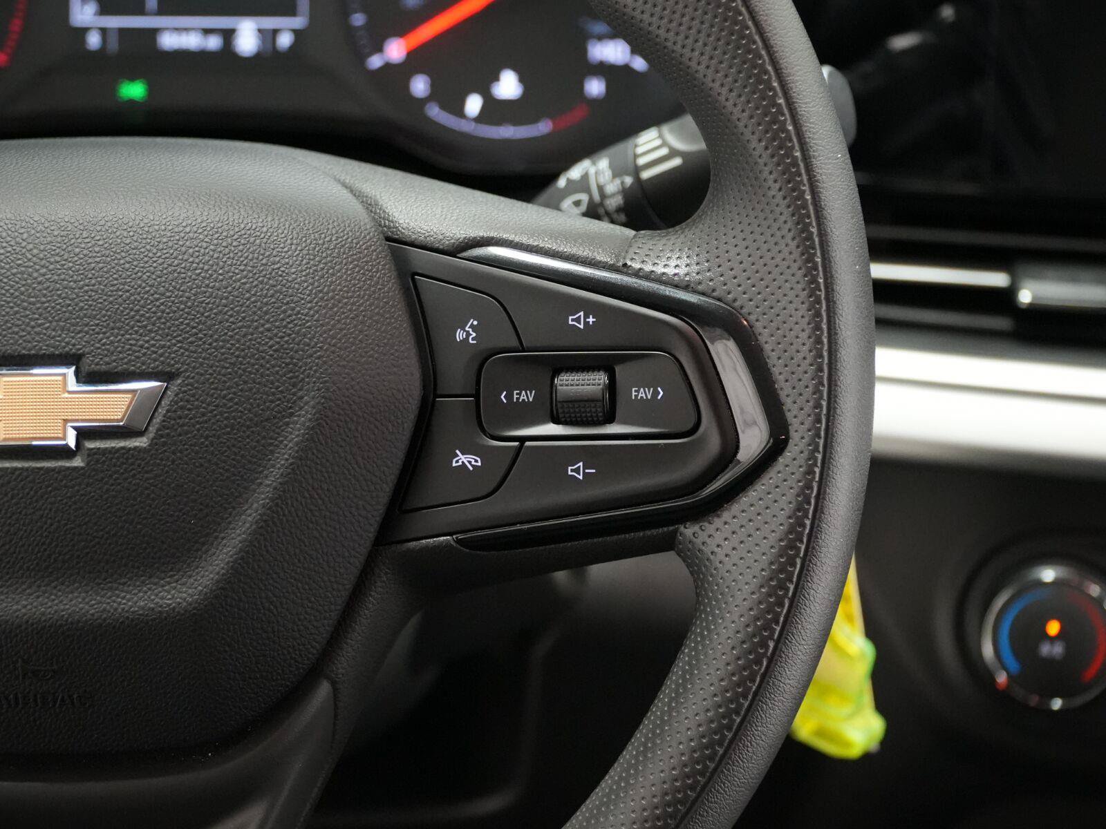 Used 2025 Chevrolet Trax LS w/ LS Convenience Package FWD image 14