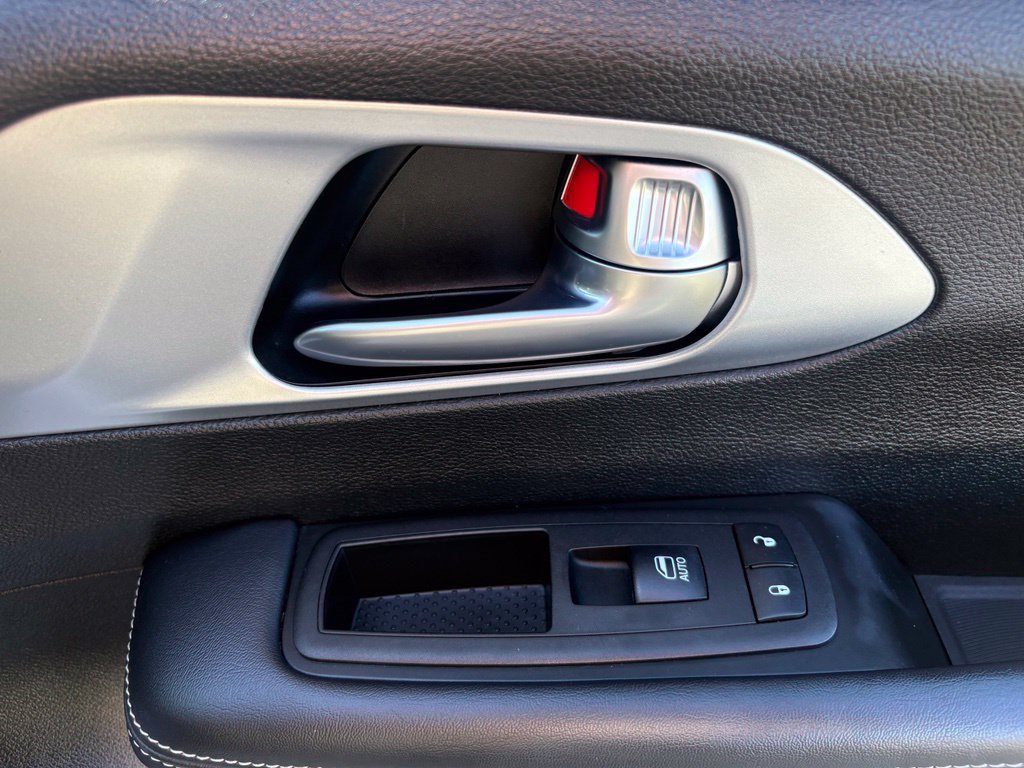 Used 2023 Chrysler Pacifica Touring FWD image 26