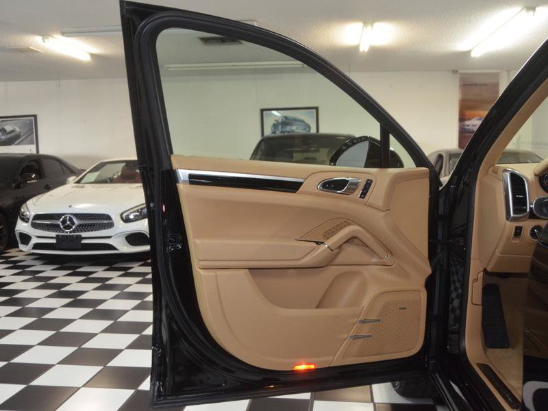Used 2017 Porsche Cayenne Platinum Edition w/ Premium Package (PJV) AWD/4WD image 14