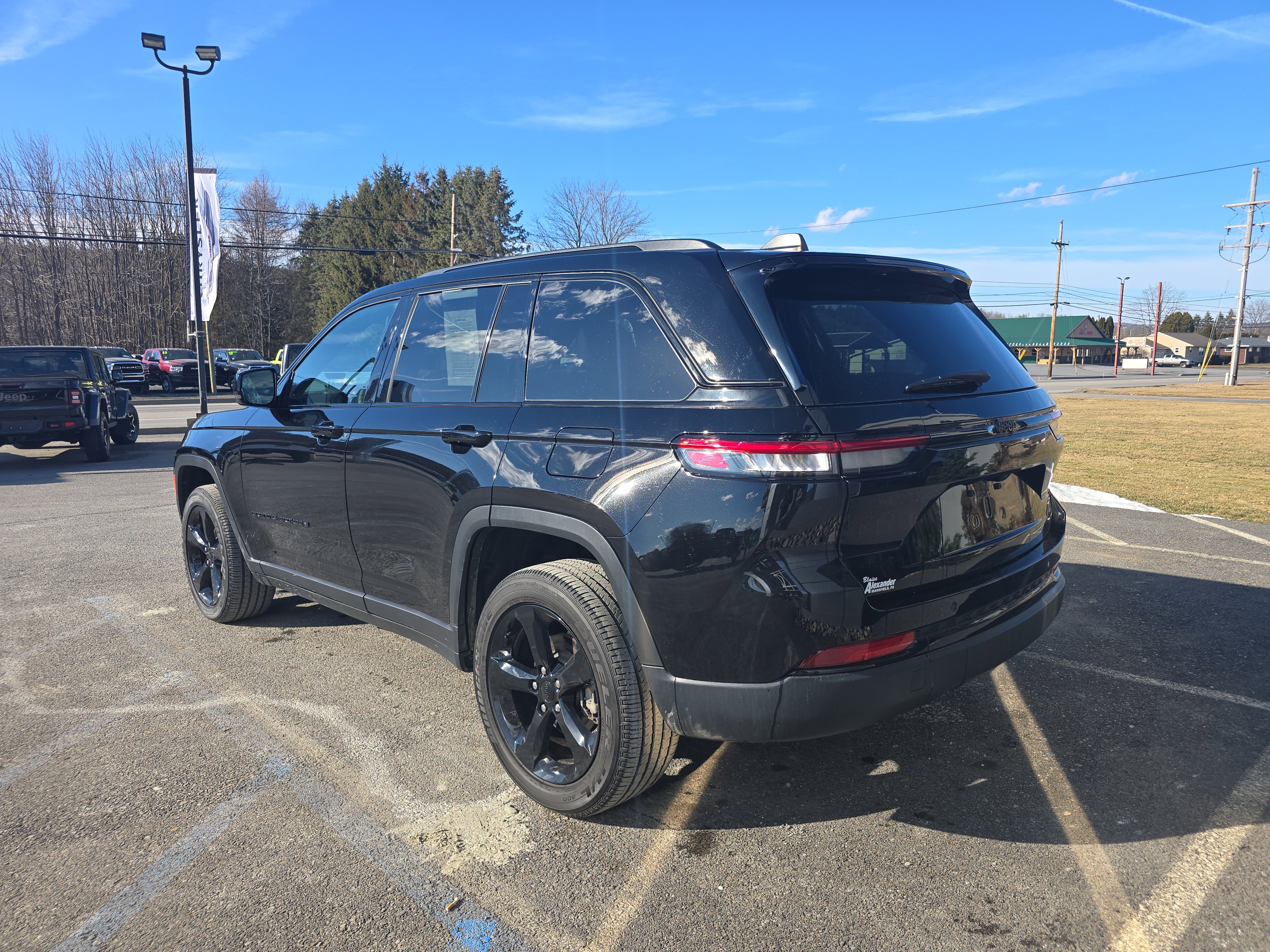 Used 2025 Jeep Grand Cherokee Altitude image 6