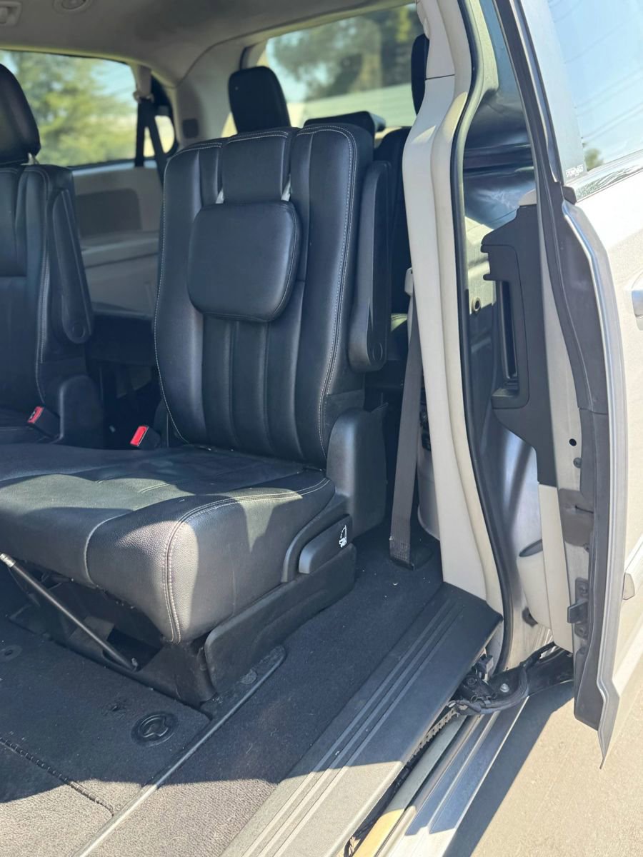 Used 2013 Chrysler Town & Country Touring image 10