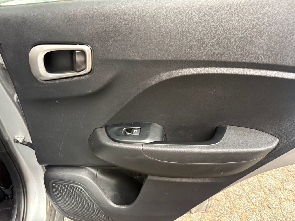 Used 2025 Hyundai Venue SEL FWD image 24