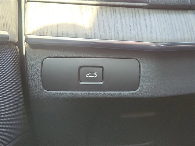 Used 2024 Volvo XC90 B6 Ultimate w/ Protection Package Premier image 17