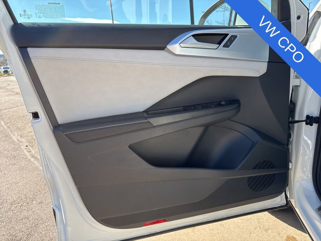 Used 2025 Volkswagen Taos SE AWD/4WD image 11