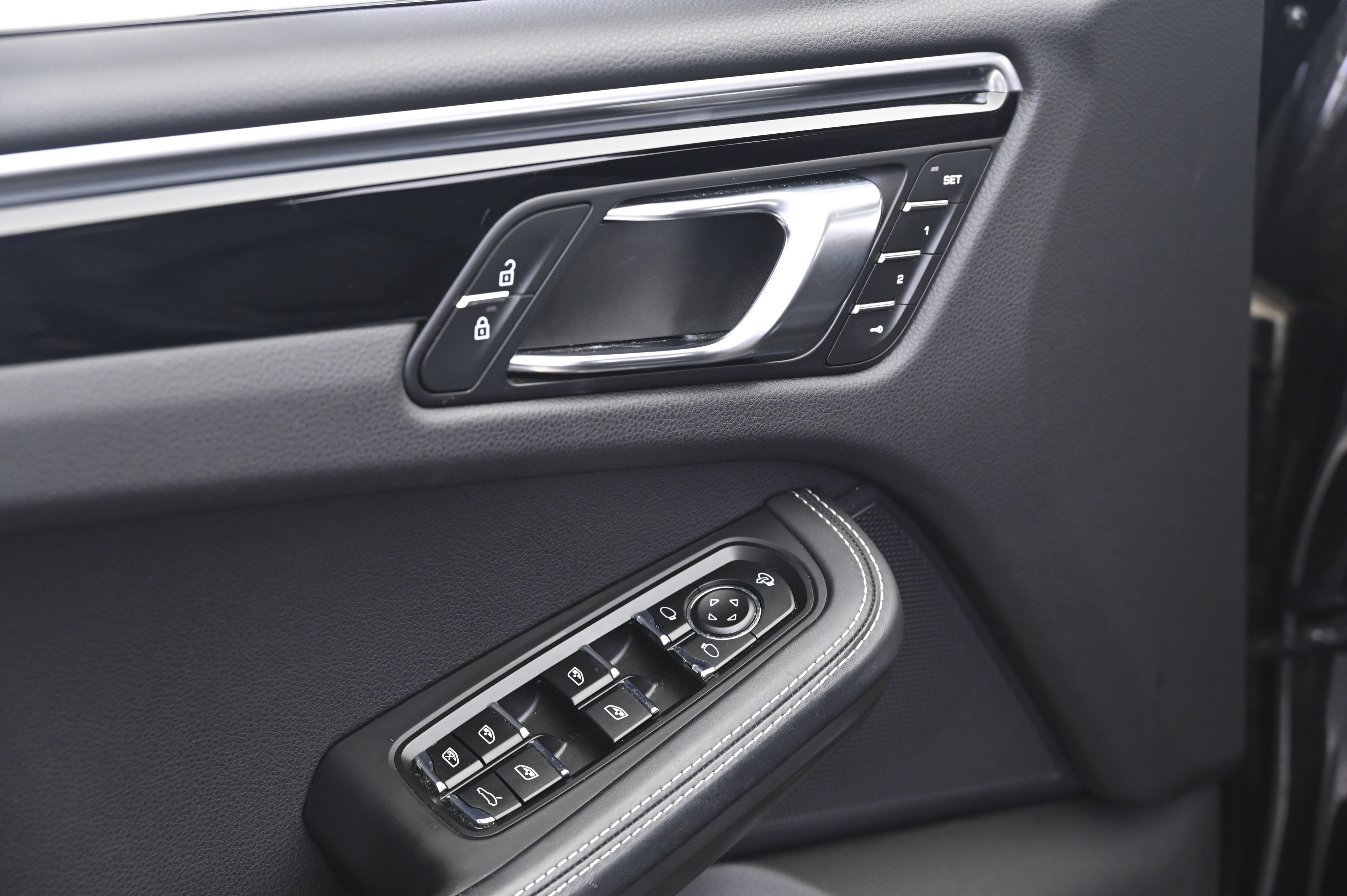 Certified 2023 Porsche Macan Turbo AWD/4WD image 27