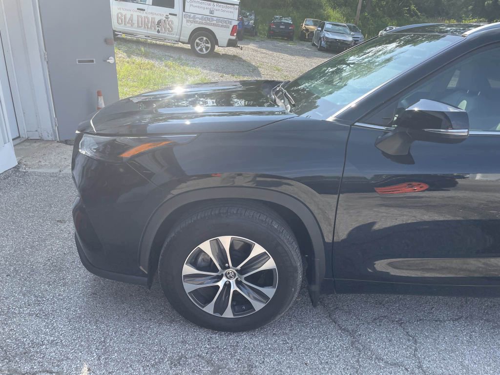 Used 2024 Toyota Highlander LE image 2