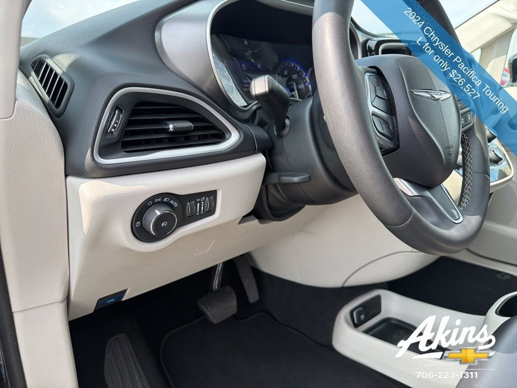 Used 2024 Chrysler Pacifica Touring-L image 14