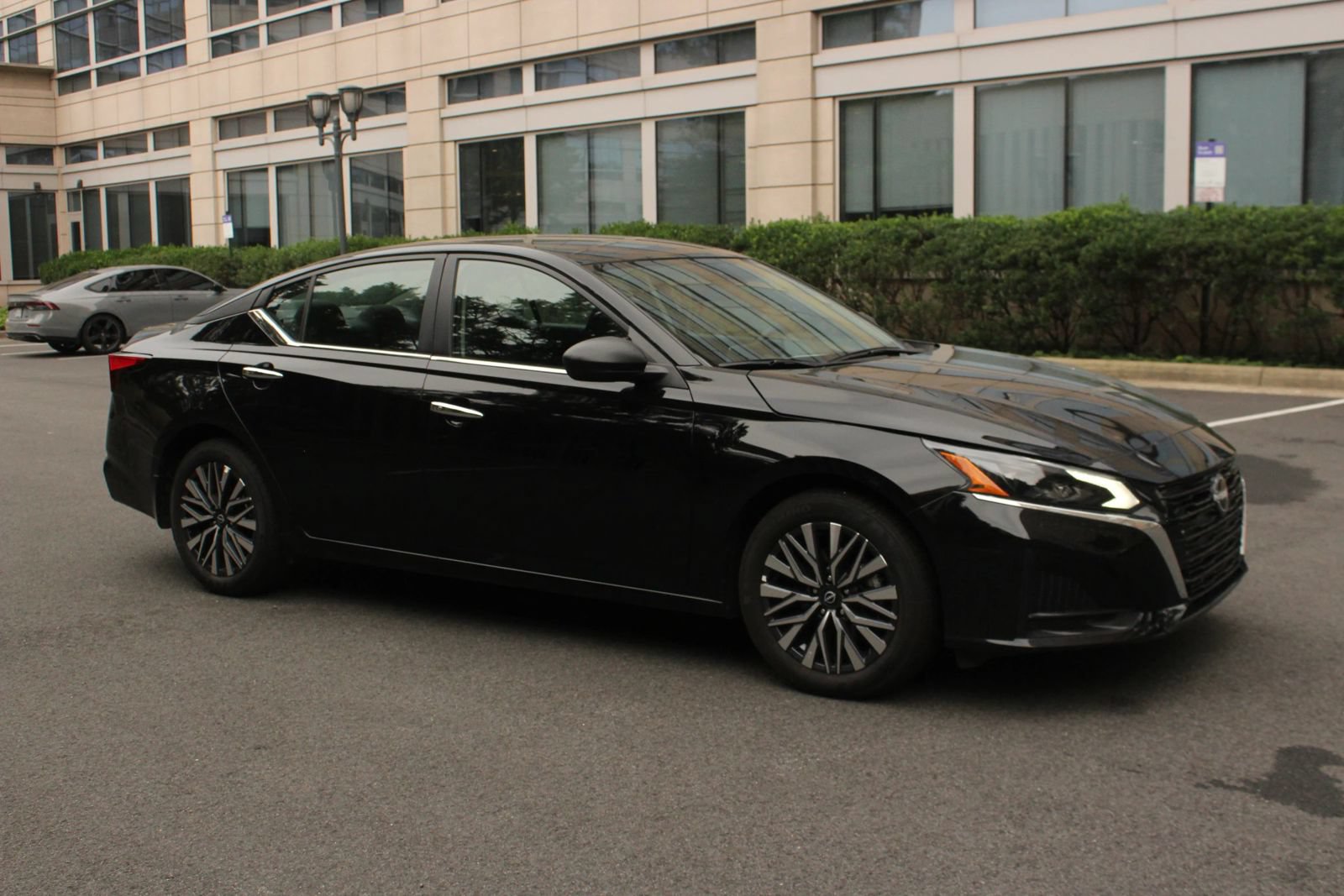 Used 2025 Nissan Altima 2.5 SV FWD image 2