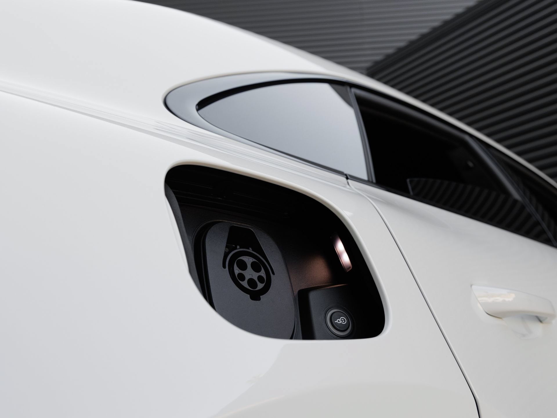 Certified 2025 Porsche Macan Turbo Electric AWD/4WD image 30