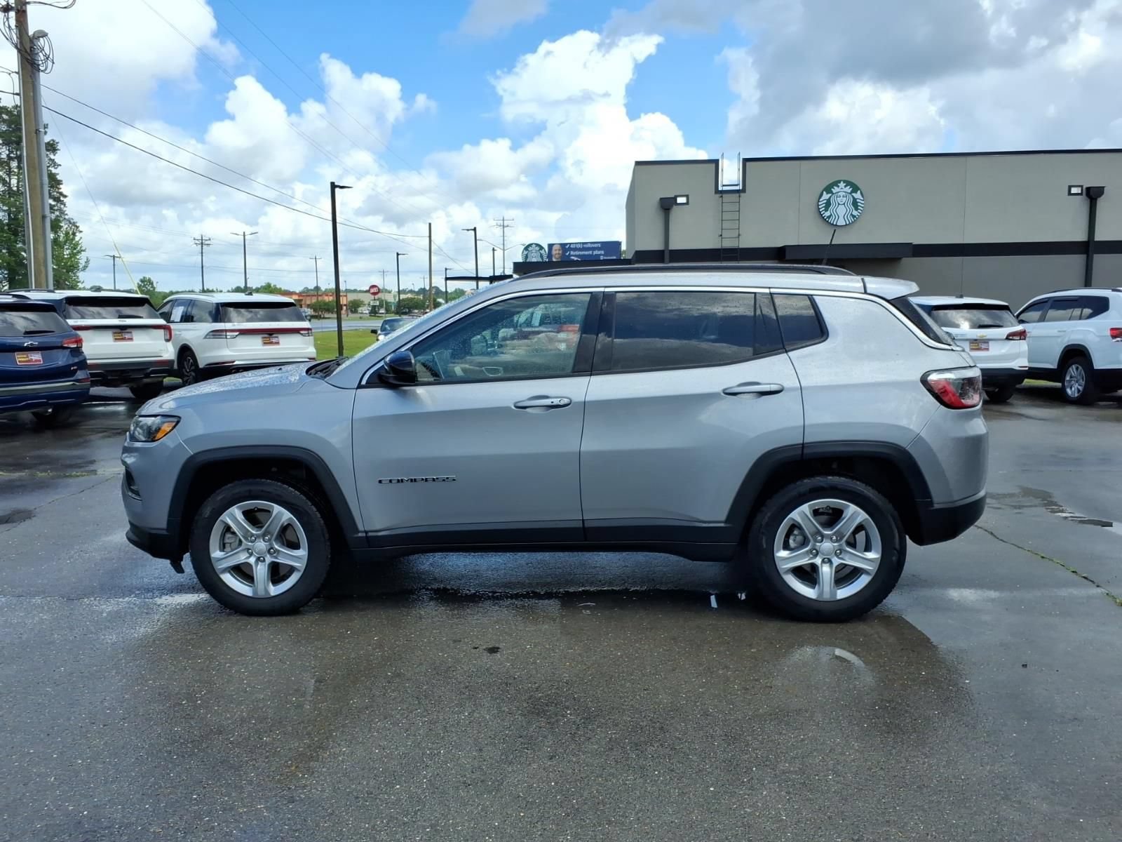 Used 2024 Jeep Compass Latitude AWD/4WD image 2