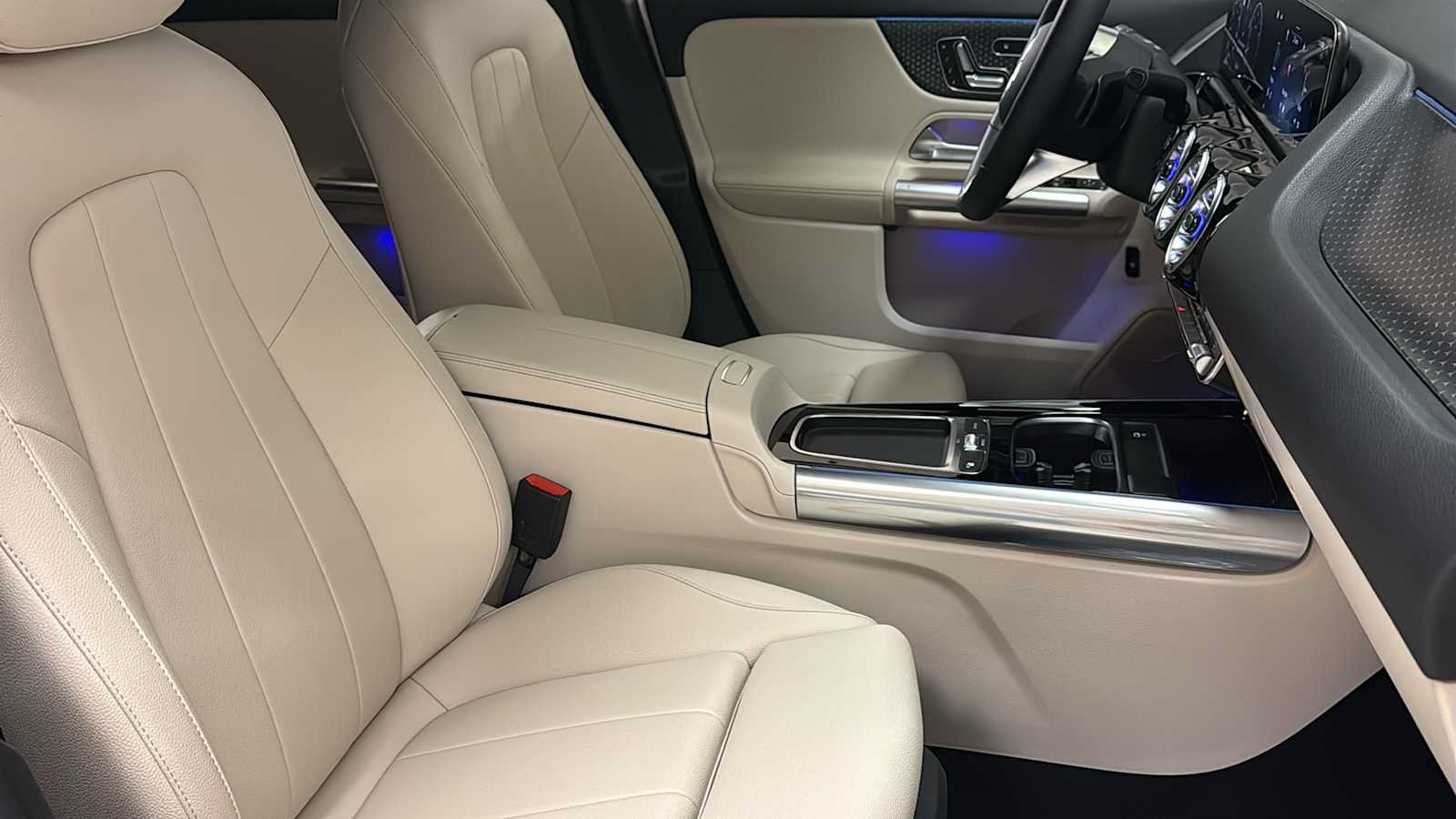 Used 2025 Mercedes-Benz GLA 250 4MATIC image 36