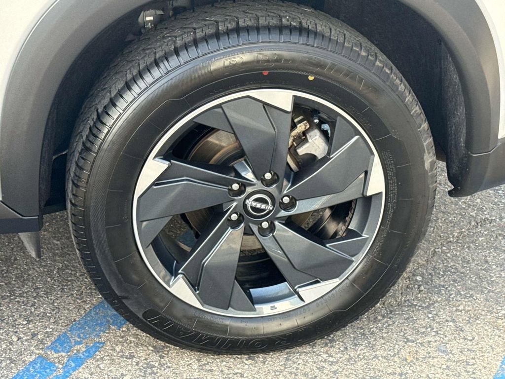 Used 2024 Nissan Rogue SV image 30