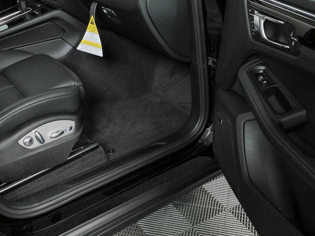 Certified 2026 Porsche Macan AWD/4WD image 24
