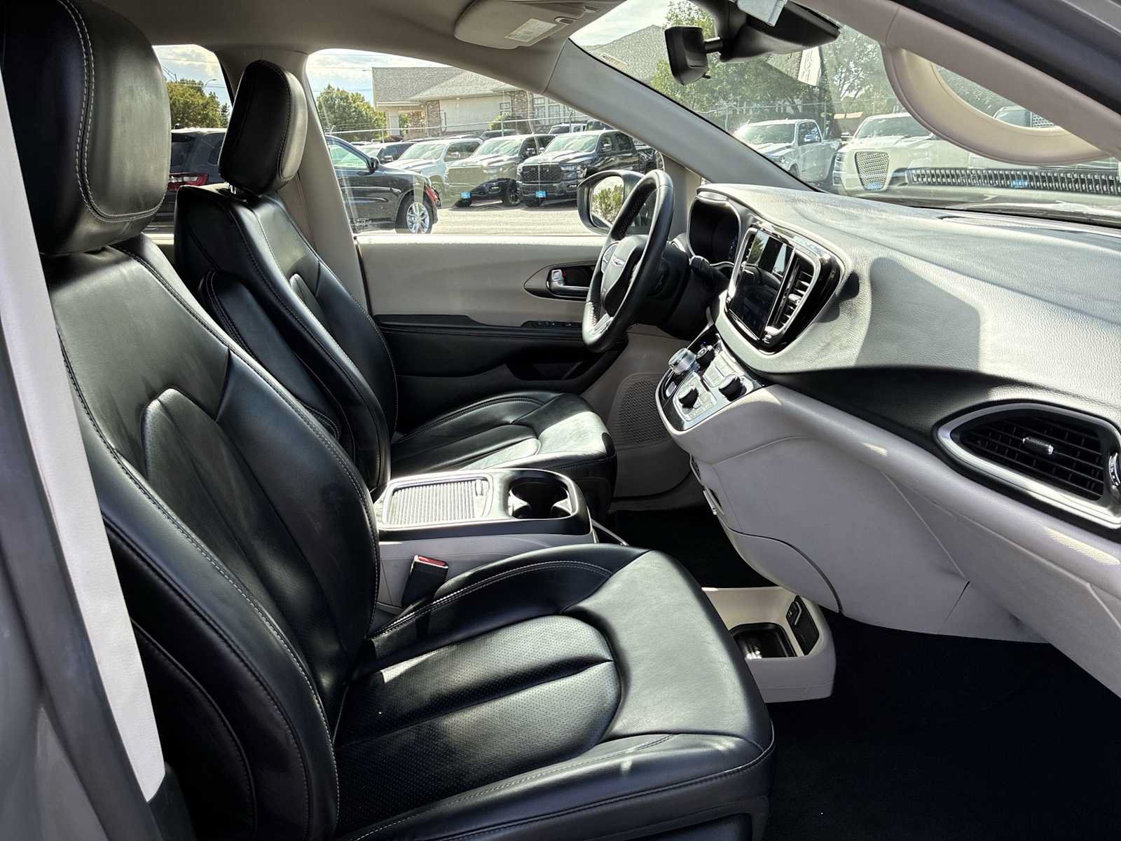 Used 2023 Chrysler Pacifica Touring-L FWD image 25