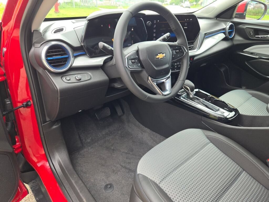 Used 2026 Chevrolet Trax LT w/ LT Convenience Package FWD image 20