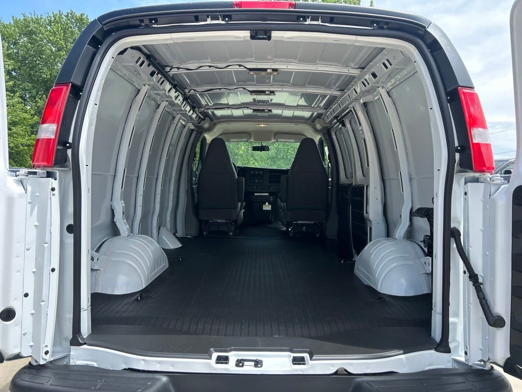 New 2026 GMC Savana 2500 w/ Driver Convenience Package RWD image 21