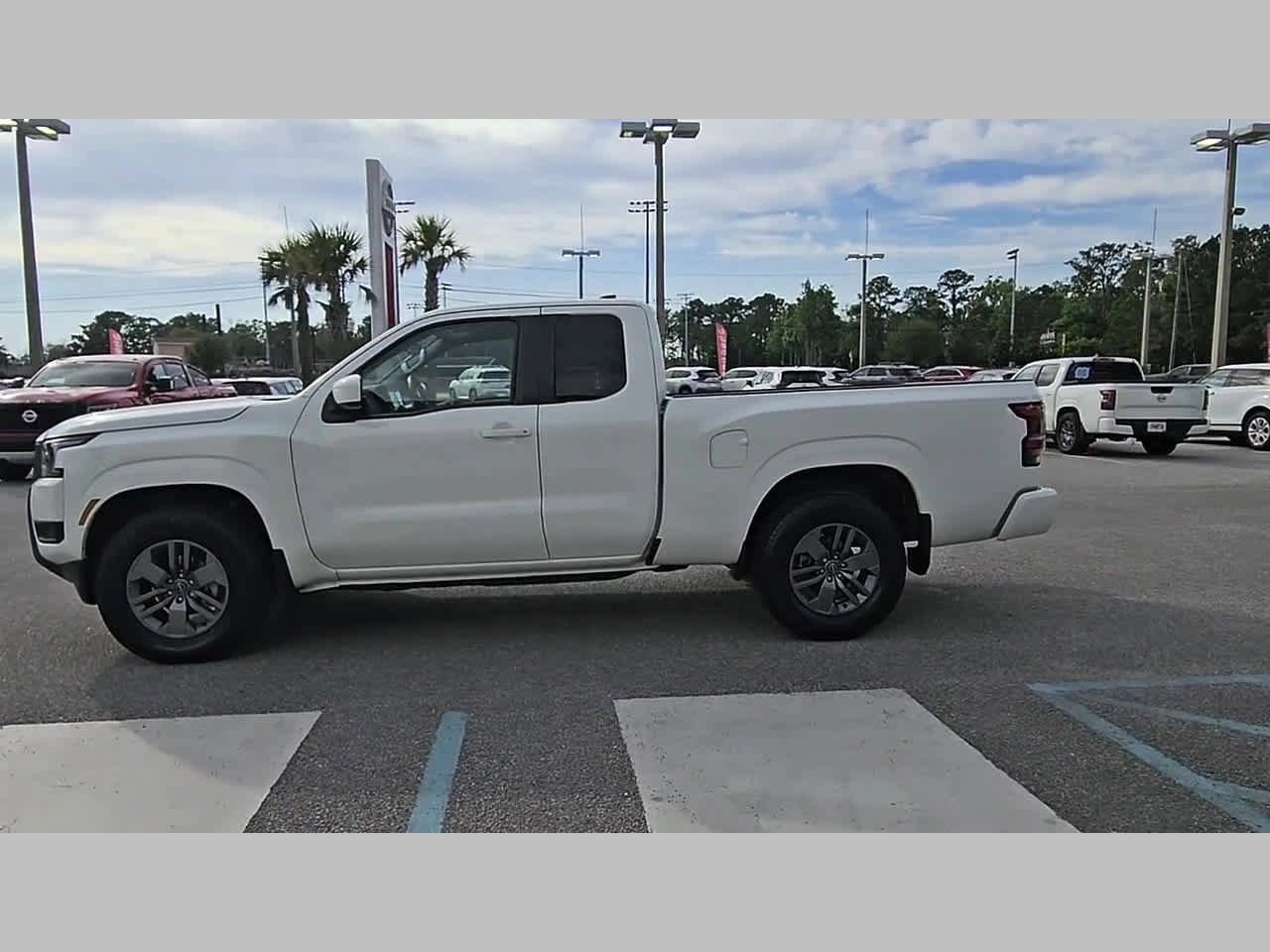 Used 2025 Nissan Frontier SV image 25