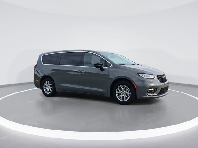 Used 2025 Chrysler Pacifica Select FWD image 9