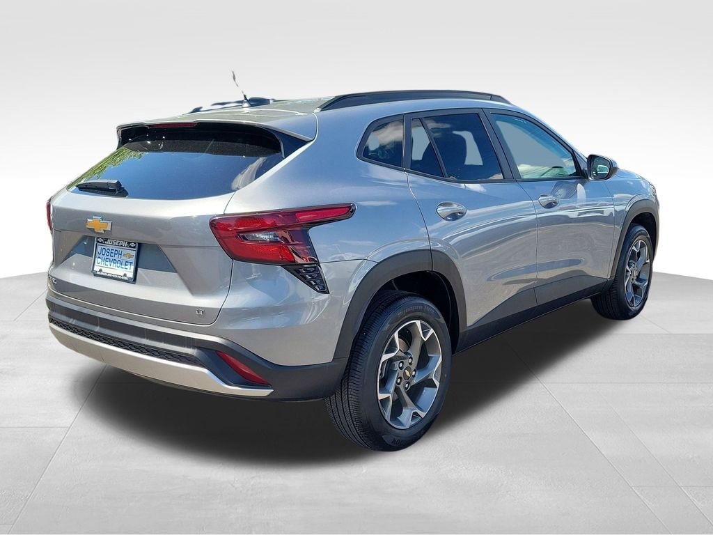Used 2025 Chevrolet Trax LT FWD image 4
