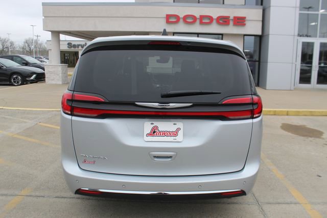 Used 2024 Chrysler Pacifica Touring-L image 4