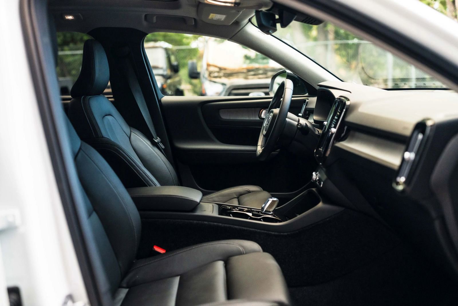 Used 2025 Volvo XC40 B5 Plus w/ Protection Package Premier image 39