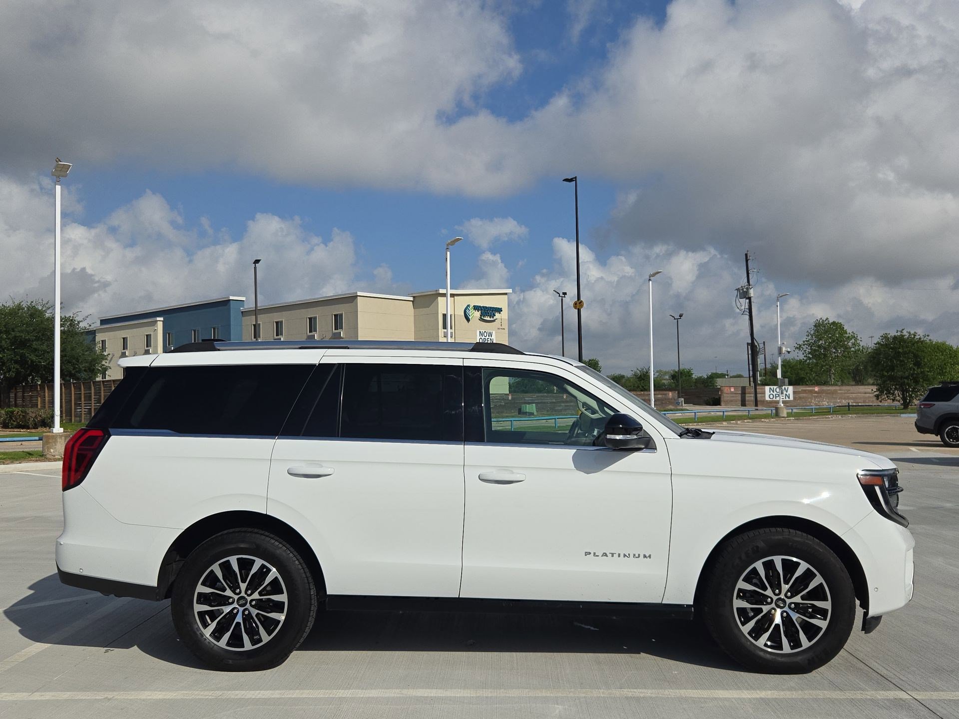 Used 2025 Ford Expedition Platinum image 2